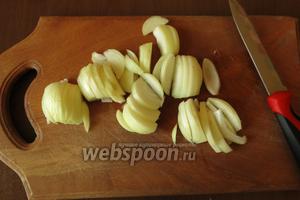 Лук нарезаем полукольцами.