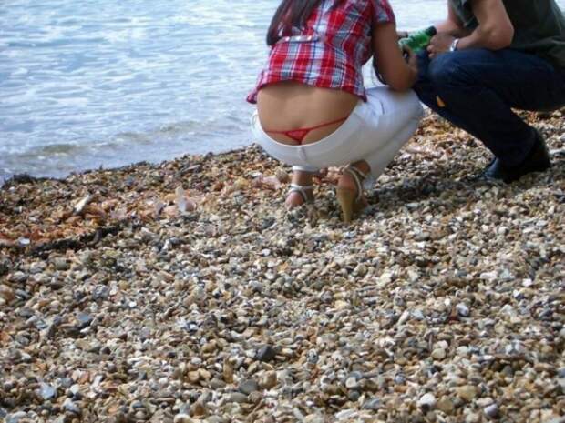 За джинсами с низкой талией трусов не удержать За джинсами с низкой талией трусов не удержать