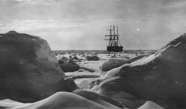 Корабль медленно дрейфовал, повинуясь движению льда. 27 октября 1915, Шеклтон решил, что обшивка больше не выдержит и дал приказ покинуть «Эндьюранс» — в этот раз, навсегда.