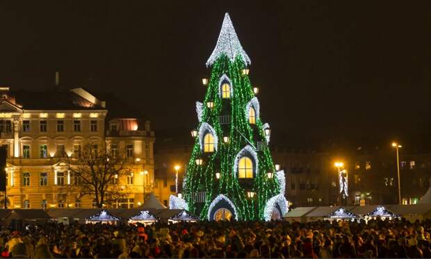 11-most-spectacular-christmas-trees-in-the-world-artnaz-com-3