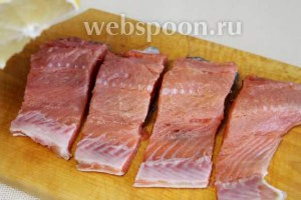 Полить филе лимонным соком.