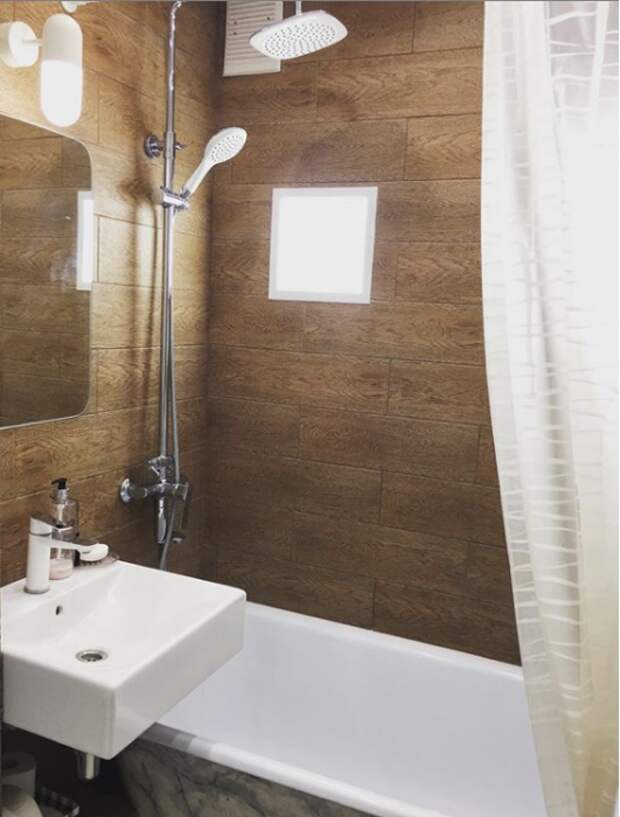 Интерьер ванной комнаты в переделанной малогабаритной «хрущевке». | Фото: instagram.com/ oksanamatyash.