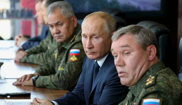 Владимир Путин с генералами