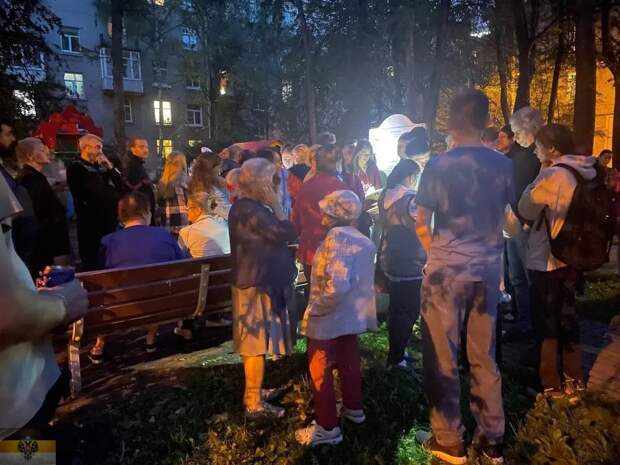 В Петербурге очередной серьезный скандал вокруг. Жители Приморского района бунтуют и выступают резко против строительства в одном из зданий ночлежки для мигрантов вместо детского сада.