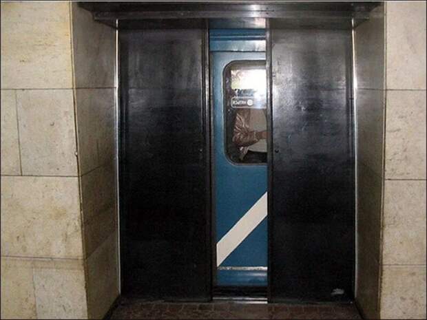 Зачем в Питерском метро станции с дверями? интересно, метро, транспорт