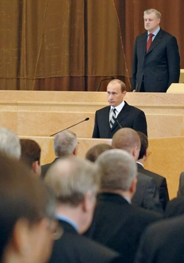 26 апреля 2007 года глава государства предложил ввести мораторий на исполнение обязательств по Договору об обычных вооруженных силах в Европе, подчеркнул необходимость усилий по соцзащите военнослужащих, а также поставил задачу увеличить размер средней пенсии без увеличения пенсионного возраста. Также глава государства заявил о необходимости выделения средств создаваемой госкорпорации "Роснано". На фото: Владимир Путин и председатель Совета федерации Сергей Миронов, 26 апреля 2007 года 