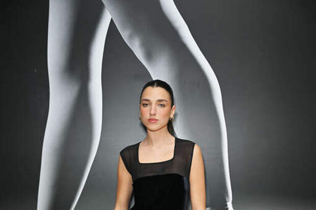 Сестра Дуа Липы Рина вышла на публику в мини-платье