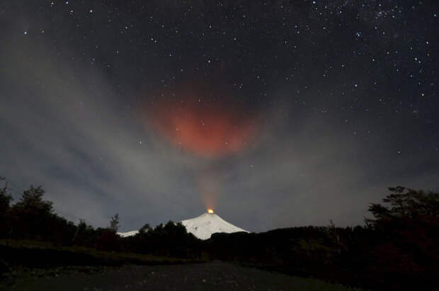 Вулкан Вильяррика в Араукании, Чили, он расположен в Южных Андах в Национальном парке Вильяррика. Instagram, рейтер, фотографии