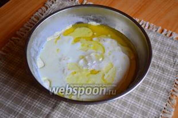 Вбить яйцо, добавить подсолнечное масло (100 мл) и влить сметану.