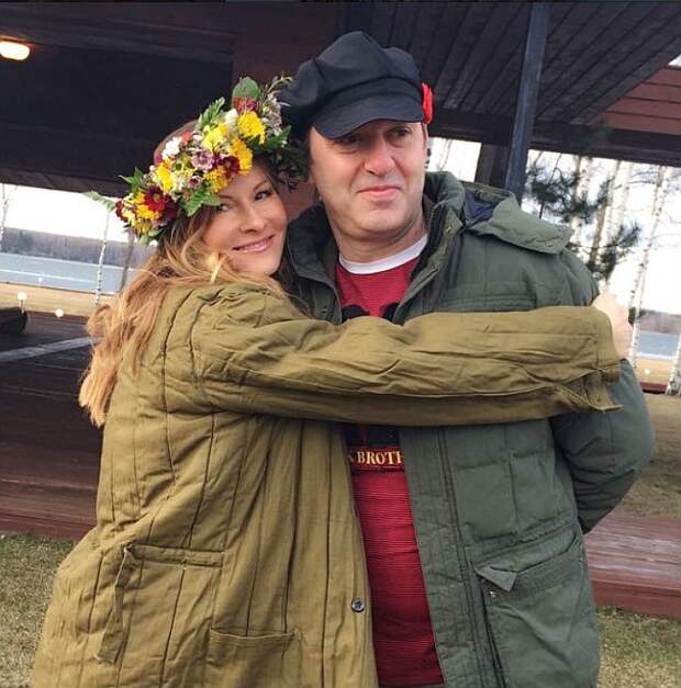 Людмила Митволь нежно обнимала супруга. Фото: Instagram.