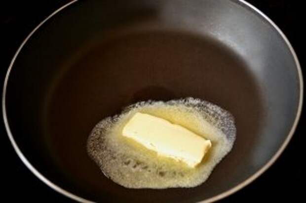В то время, пока бутерброды запекаются, приготовим соус бешамель. Растопим на сковороде сливочное масло.