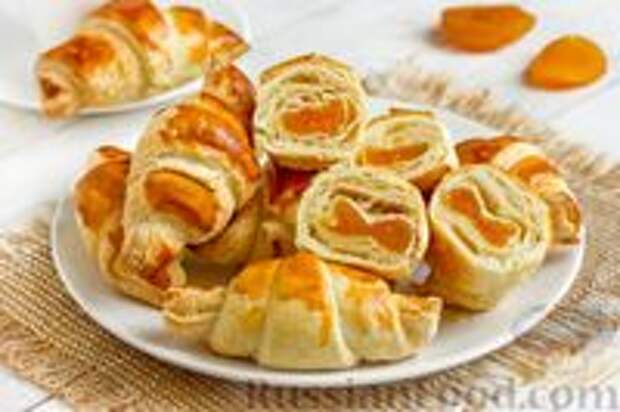 Фото к рецепту: Слоёные рогалики с курагой