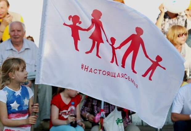 В России разразился скандал из-за флага натуралов