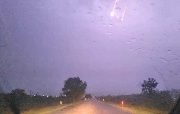 Непогода в Молдавии: на Кишинёв обрушился ливень, в Гагаузии молния ударила в магазин бытовой техники