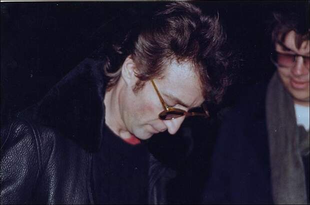 Леннон подписывает копию Double Fantasy Чэпмену (справа) за несколько часов до смерти.. история, календарь, личности, трагедия