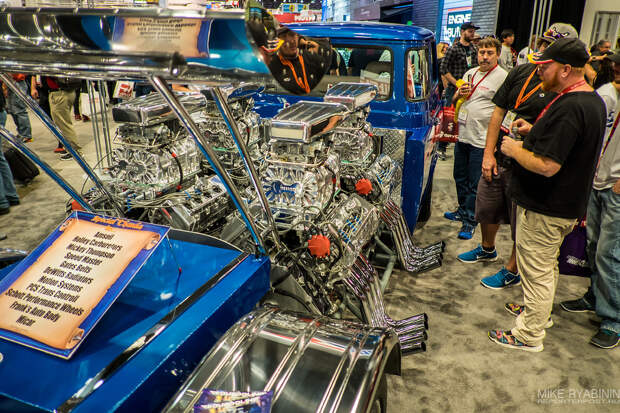 Раскрываем подробности, как соединены четыре двигателя франки от Amsoil. В принципе, уже по перечню на корме понятно, что в кузове пикапа стоит не бутафория, а настоящие агрегаты. Раскрываем подробности, как соединены четыре двигателя франки от Amsoil. В принципе, уже по перечню на корме понятно, что в кузове пикапа стоит не бутафория, а настоящие агрегаты. Econoline, ford, sema, тюнинг