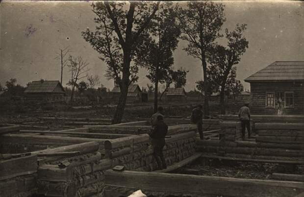 Строительство нового шестиквартирного дома.1930 год. 