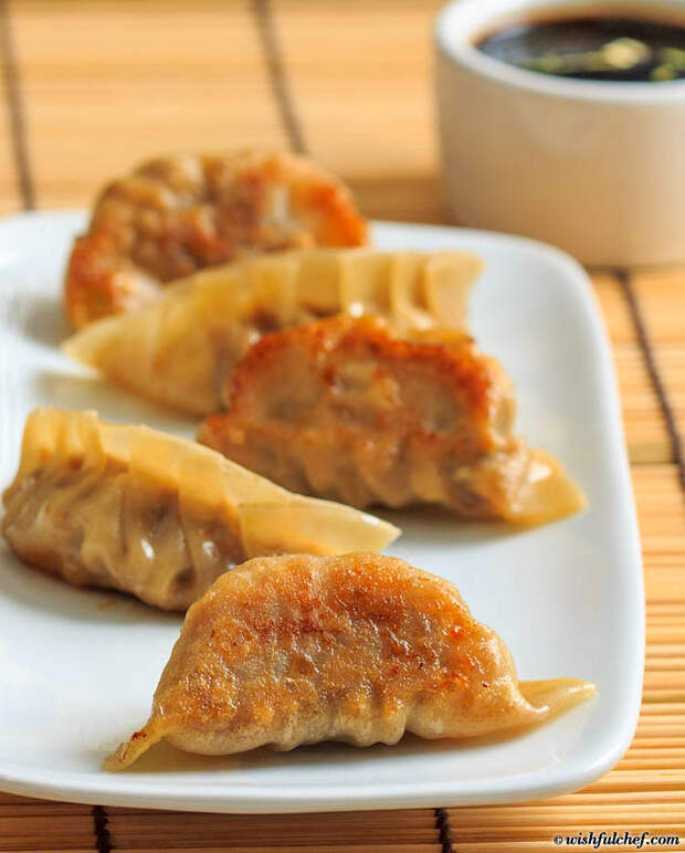 Жареные пельмени со свининой и грибами