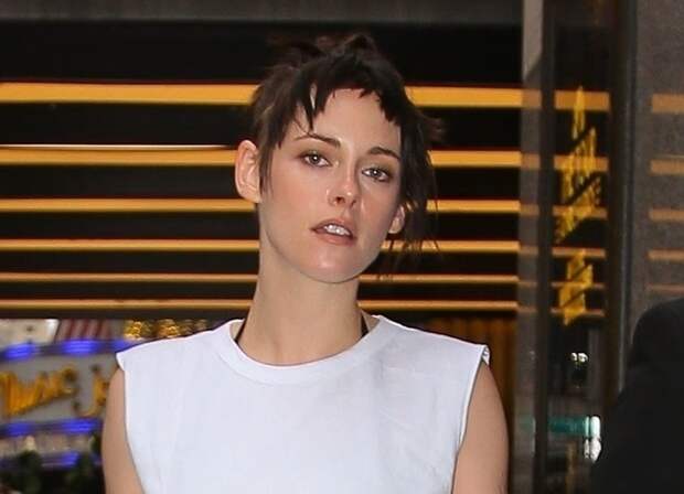 «Я постоянно нахожусь среди людей»: Кристен Стюарт засветила черные трусики на улицах Нью-Йорка