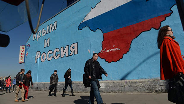 Патриотические граффити на Таганской площади с надписью Россия и Крым – вместе навсегда. Архивное фото