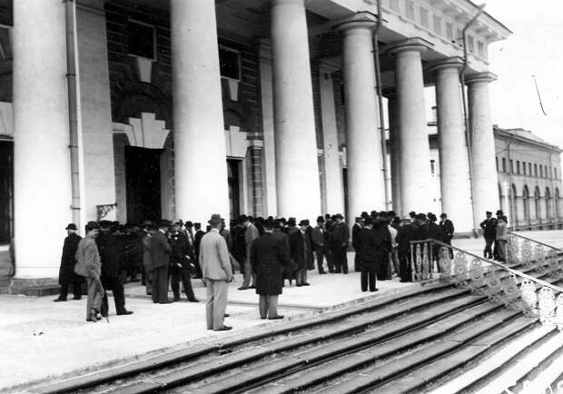 Март 1906. Группы избирателей на лестнице Фондовой биржи, где происходят выборы выборщиков в Первую Государственную думу.