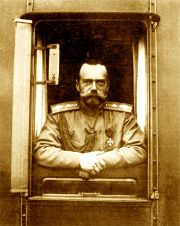 Государь Император Николай II после отречения в окне вагона