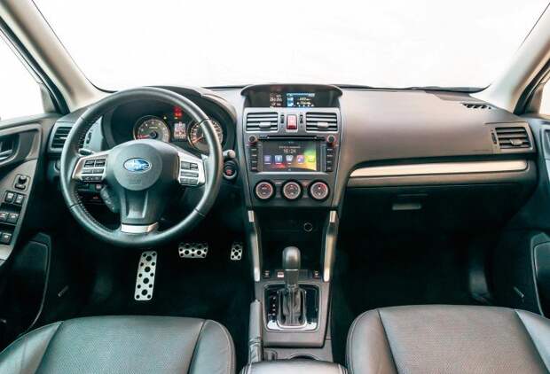 Интерьер Subaru удобен и неплохо отделан. Передняя панель – из мягкой пластмассы, органы управления хороши. Впечатление портит откровенно неудачная мультимедийная система на платформе Android да грубый пластик дверных панелей.