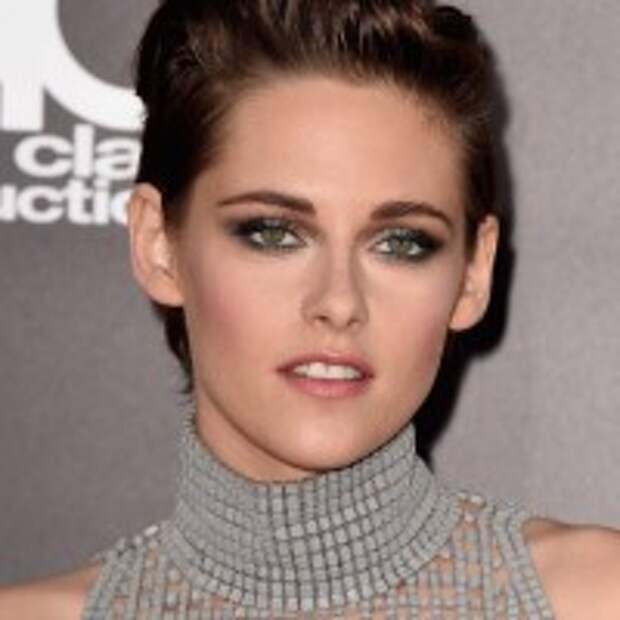 Kristen Stewart Blue Eyes Makeup and thin lips