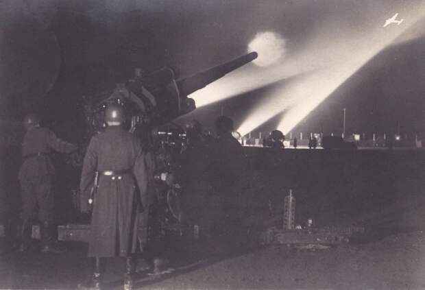 14. Батарея немецких 88-мм зенитных орудий ведёт огонь по подсвеченной цели Вторая, война, мирова, фото