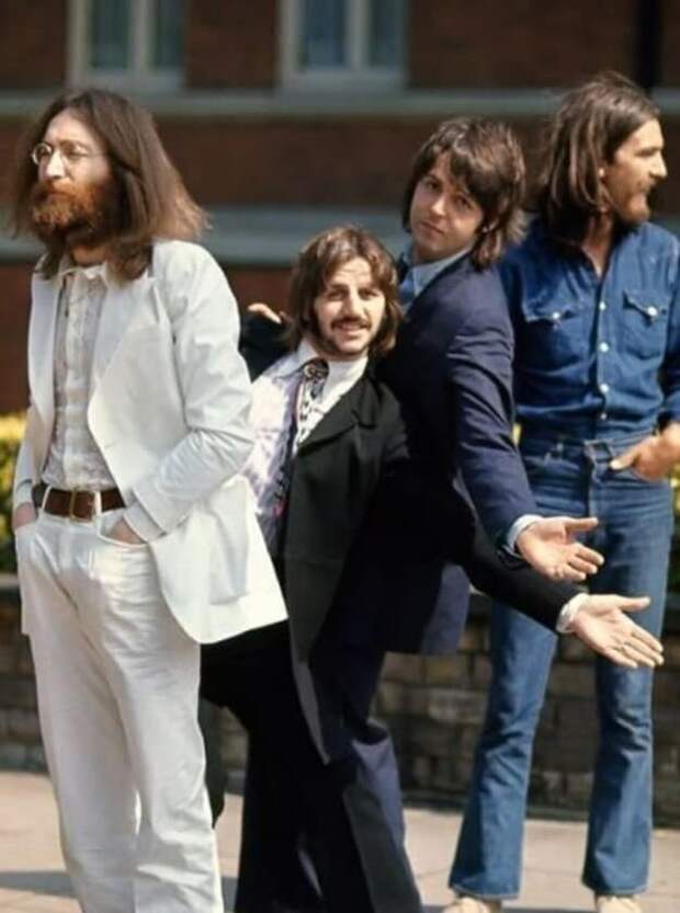 "Битлз" готовятся перейти Abbey Road по знаменитой "зебре", позируя для обложки своего последнего альбома. 8 августа 1969 год.