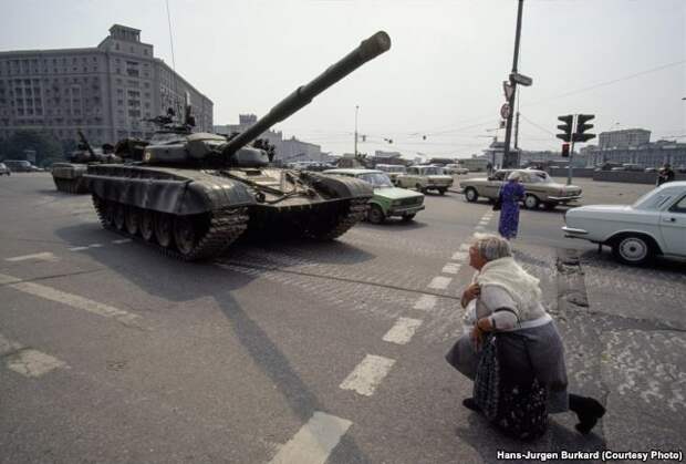 Женщина молится перед танком, Москва, 24 августа 1991 года