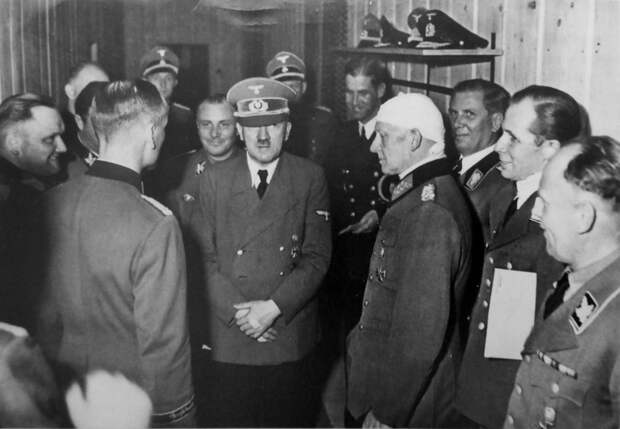 Гитлер среди военной верхушки Третьего Рейха 