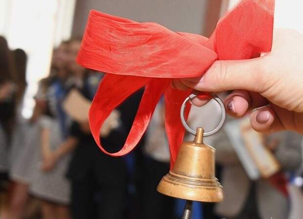 Учительнице, вручившей выпускникам грамоты с символикой Украины, объявили выговор