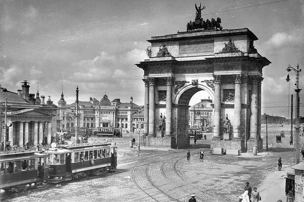 2. Вид на Триумфальную арку до и после, дороги, интересно, история, столица, тогда и сейчас, фото москвы