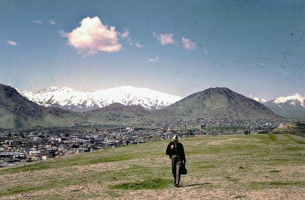 Идиллические снимки были сделаны в 1967 году, когда профессор (на снимке) работал на ЮНЕСКО в Афганистане афганистан, жизнь, кабул, мир, прошлое, фотография, фотомир