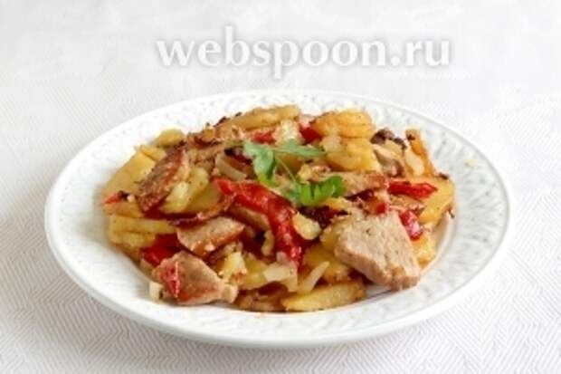 Подавать жаркое по-домашнему со свежими овощами.