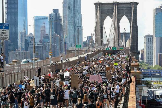 Толпа демонстрантов BLM перекрыла Бруклинский мост Фото: GLOBAL LOOK PRESS