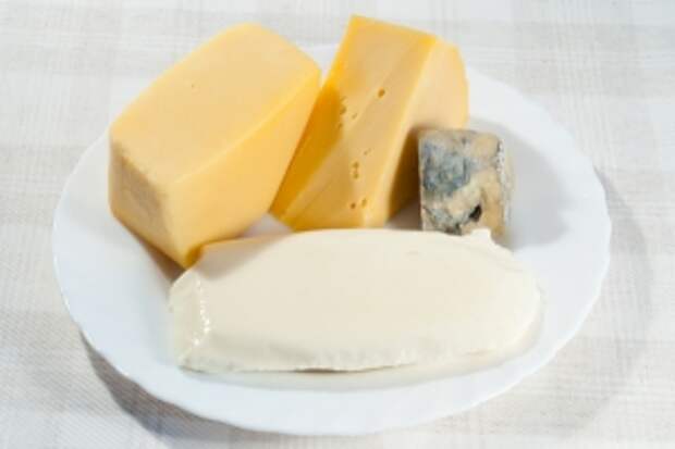 Для начинки возьмите: сыр «Эмменталь», сыр «Моцарелла», мягкий сыр с плесенью «Дор-Блю», сыр «Пармезан», оливковое масло и смесь итальянских трав.