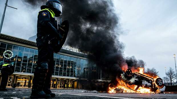 Последствия митинга против ограничений в связи с эпидемией коронавируса в Нидерландах Последствия митинга против ограничений в связи с эпидемией коронавируса в Нидерландах - РИА Новости, 1920, 28.01.2021