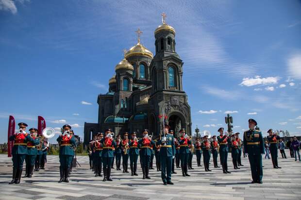 Военные оркестры в парках, фото спасская башня