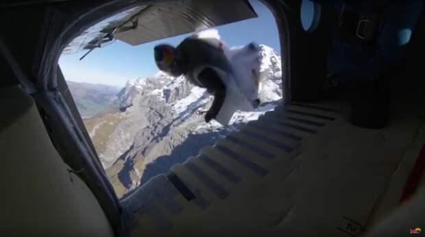 Французские бейсджамперы прыгнули с 4000-метровой высоты и влетели в самолет 