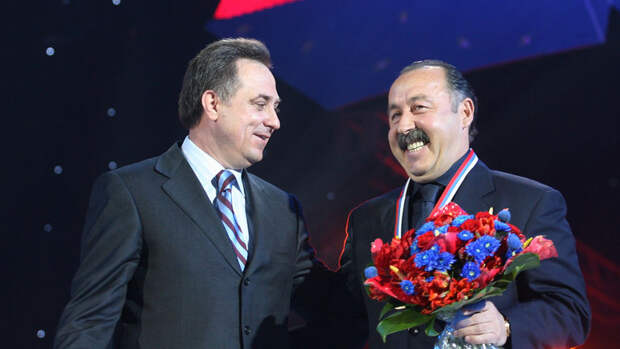 24 февраля 2007 года. Москва. Президент РФС Виталий МУТКО (слева) и главный тренер ЦСКА Валерий ГАЗЗАЕВ на награждении армейцев золотыми медалями.