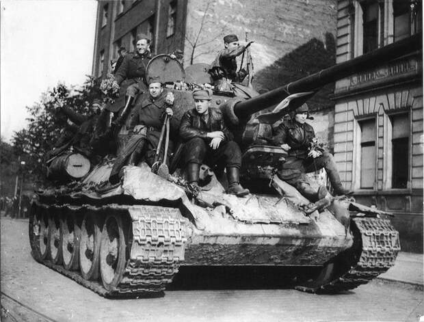 Красная Армия спасла столицу Чехословакии от уничтожения
