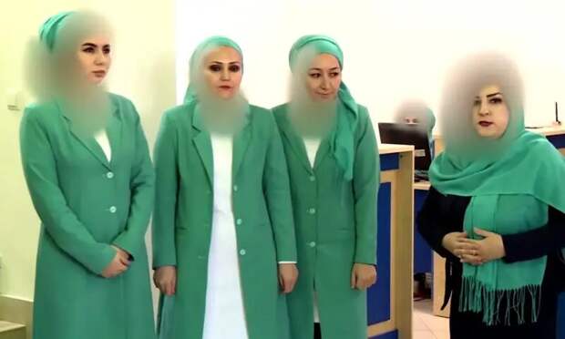 Таджикское телевидение замыливает хиджабы в своих сюжетах.