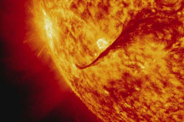 В NASA обнаружили гигантскую магнитную нить на Солнце