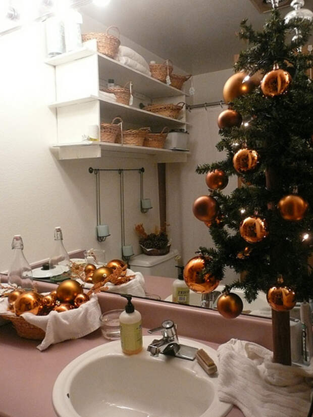 inspiring-Christmas-Decorating-Ideas-Bathroom-with-drop-in-sink-and-floating-shelves (375x500, 199Kb)