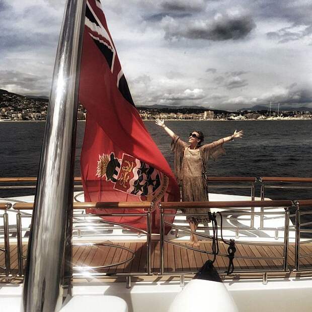 Телеведущая приплыла на Лазрный берег на шикарной яхте «Serene». Фото: Instagram.