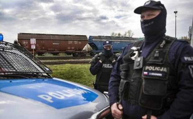 Дикий Запад по-польски: Поезда, везущие Зеленскому снаряды и гранаты, грабят по дороге