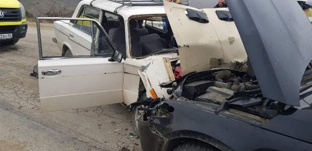 В районе Судака столкнулись две легковушки, есть пострадавшие