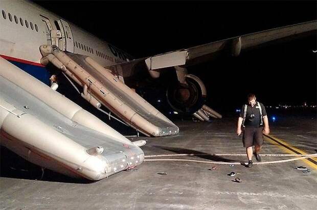 Пассажиры Boeing: Было страшно, вокруг плакали дети(ВИДЕО)